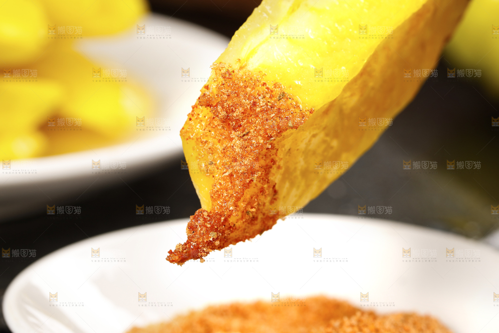 一块沾着辣椒的杨桃
