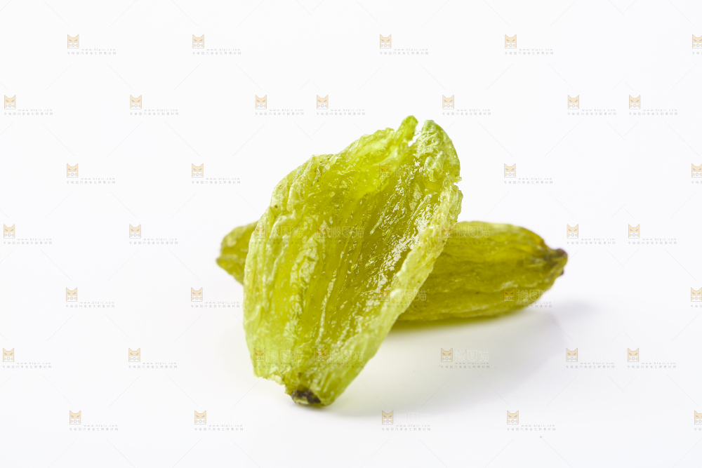 白底上摆放着绿香妃葡萄干