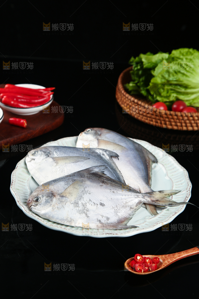黑底上放着一盘海捕银鲳鱼