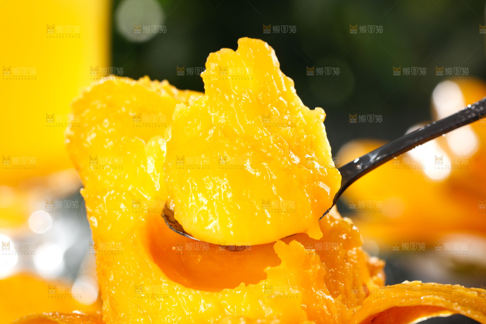 勺子上舀着芒果果肉