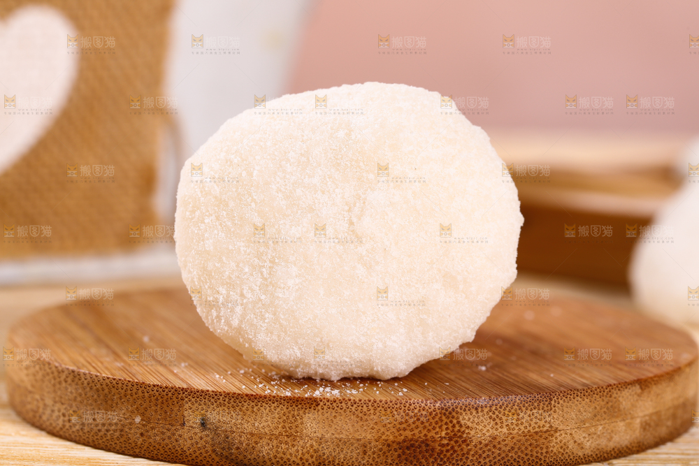 木板上放着糯米糍粑