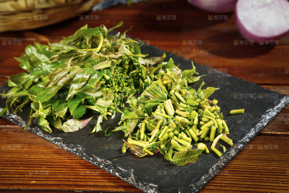 黑石底上摆放着香椿芽