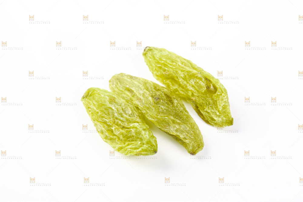 白底上放着葡萄干