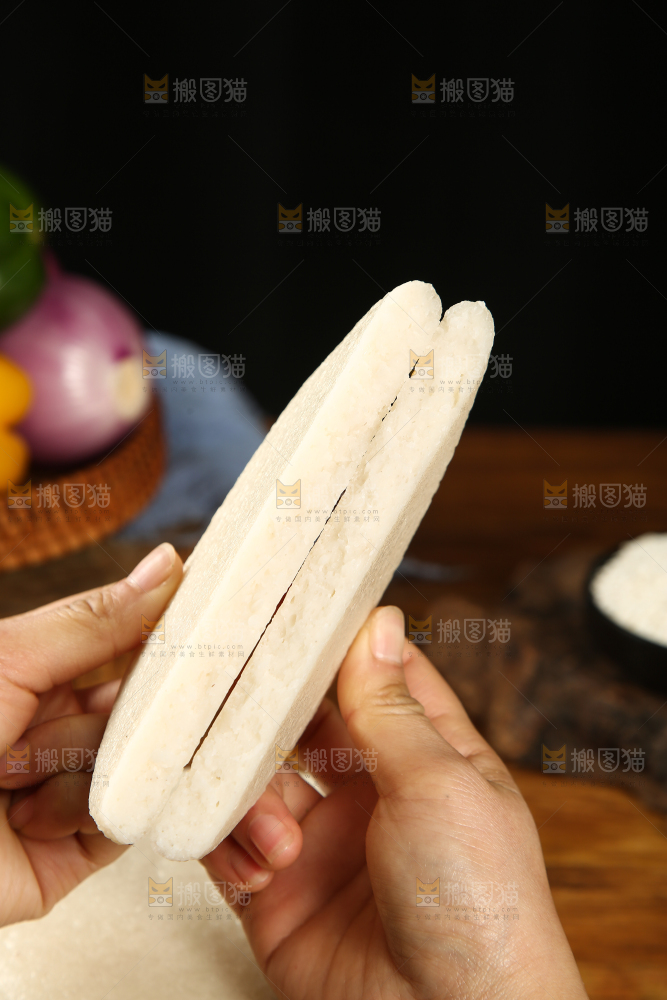 手里拿着糍粑