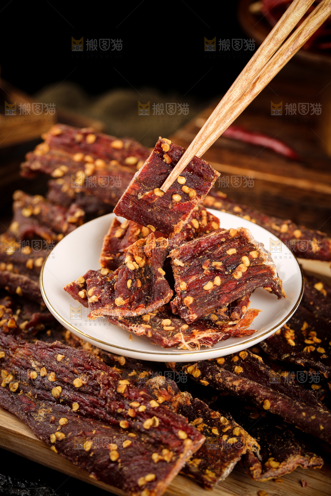 筷子上夹着牛肉干