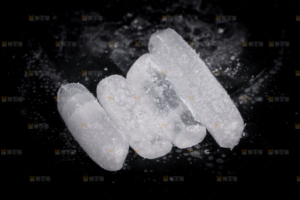 黑底上的干冰块