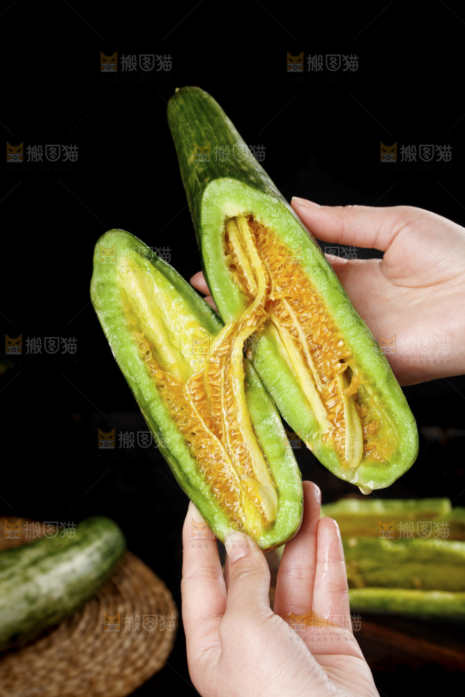 手里拿着羊角蜜甜瓜