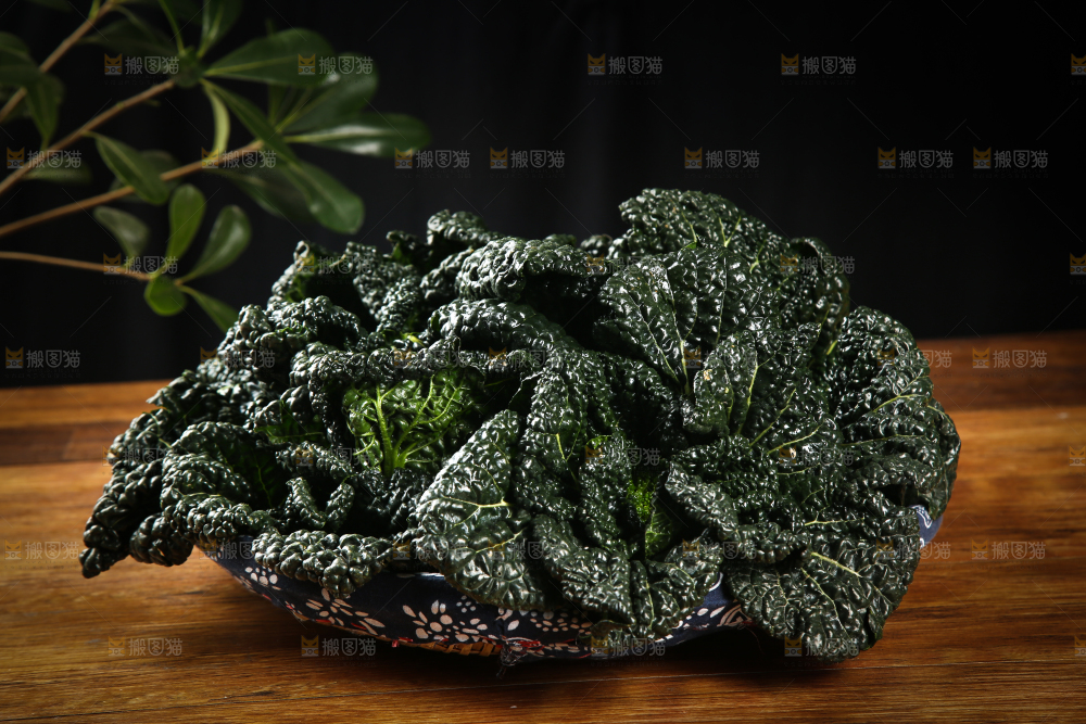 木底上放着一篮泡泡菜
