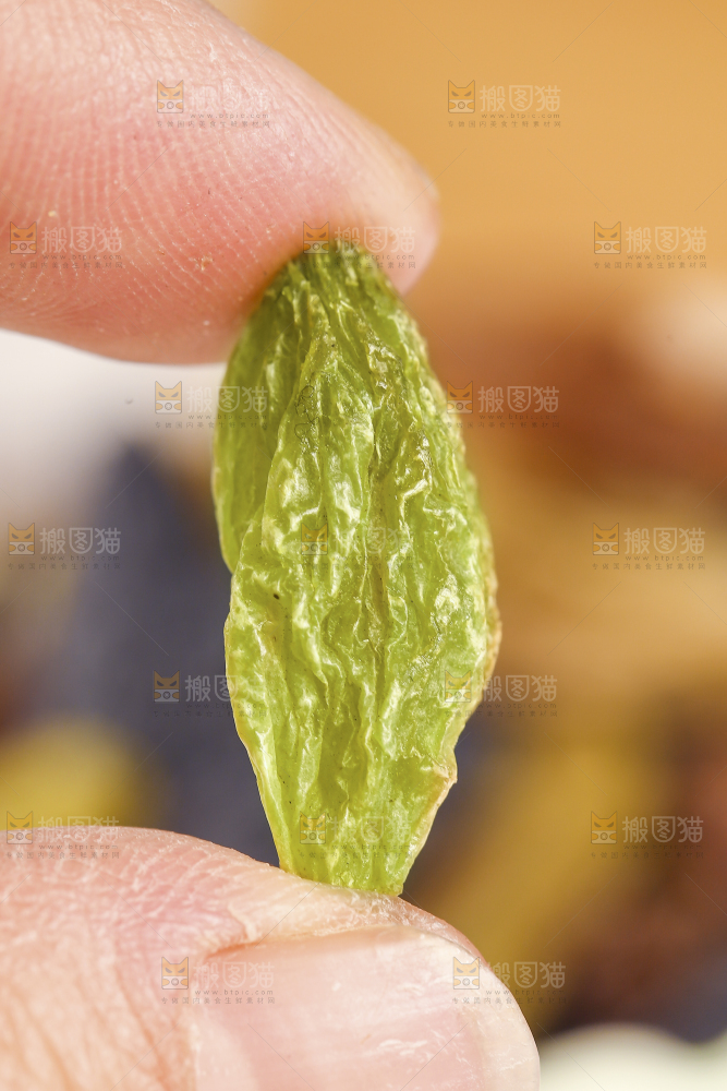 手里拿着绿葡萄干