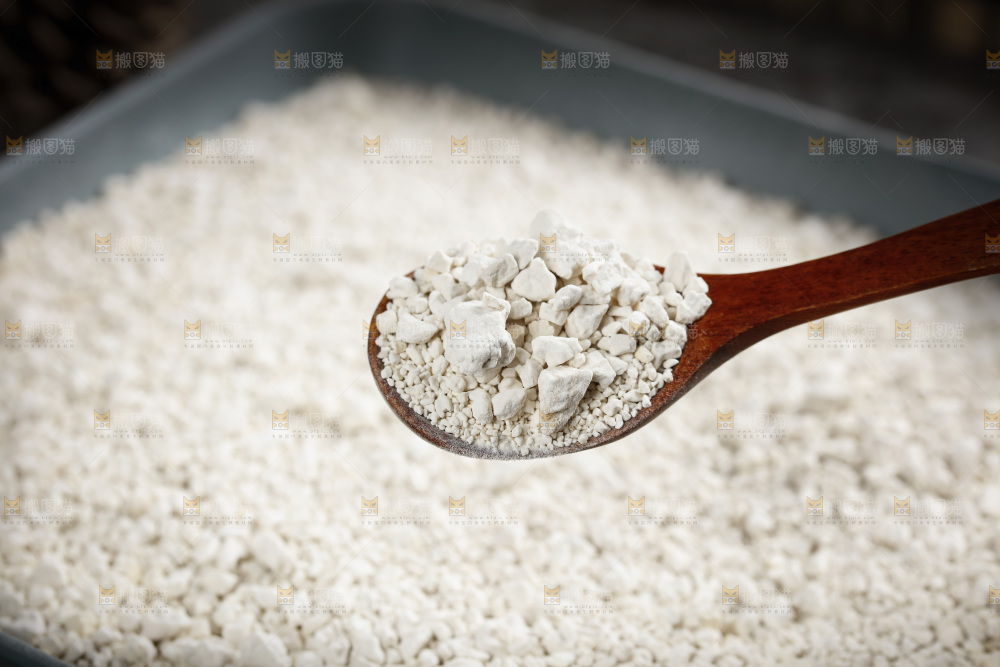 勺子上舀着淀粉