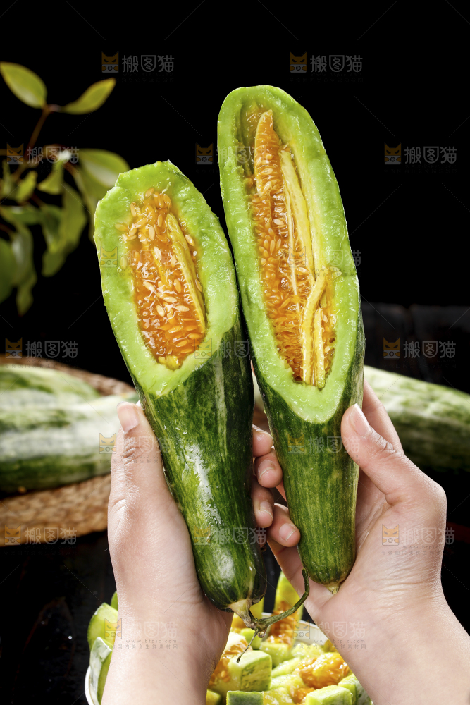 手里拿着羊角蜜甜瓜