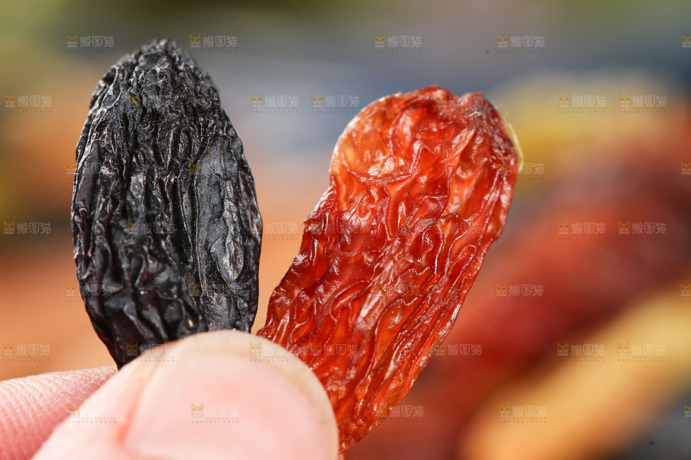 手里拿着葡萄干