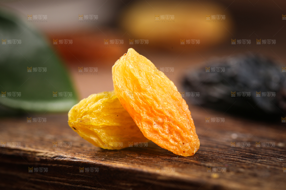 木底上的树上黄葡萄干