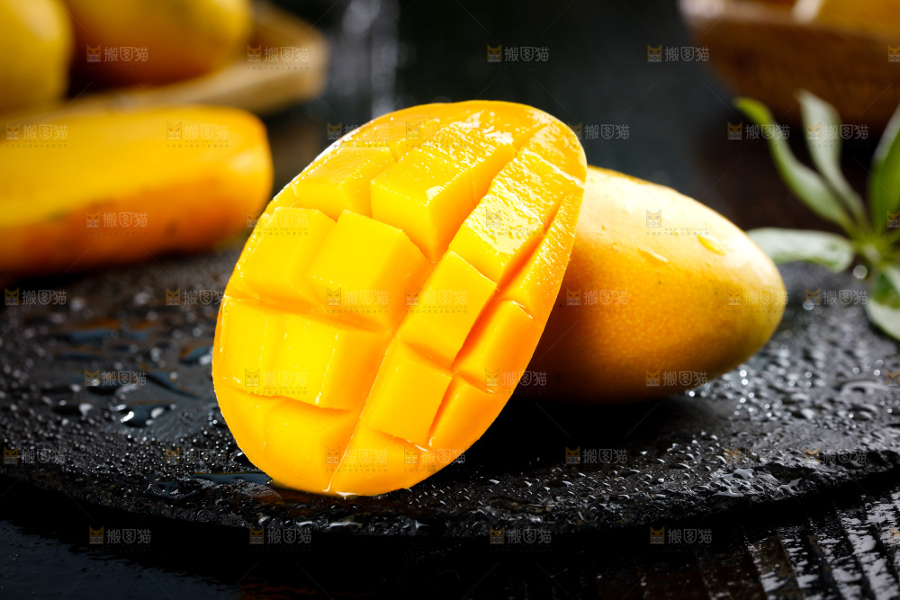 黑底上放着小台农芒果