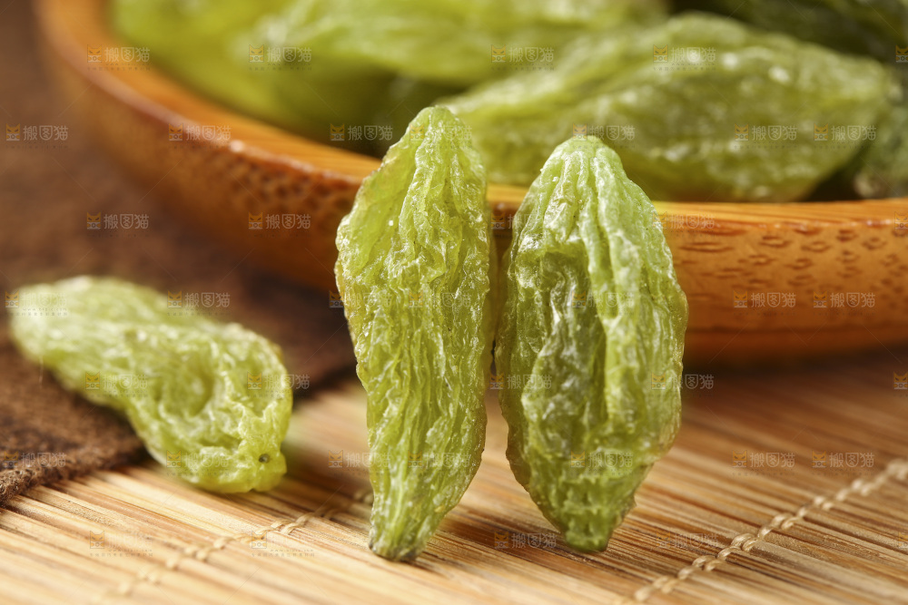 竹底上的绿香妃葡萄干
