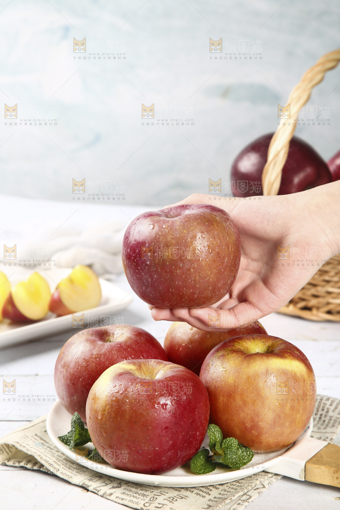 手里拿着冰糖心苹果