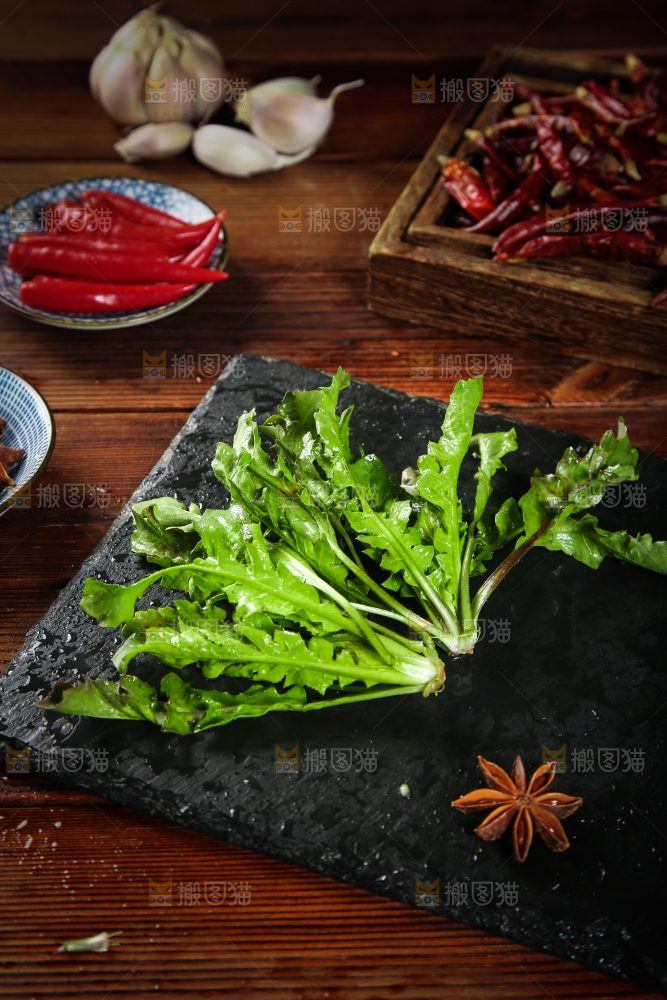 黑石板上放着野生荠菜
