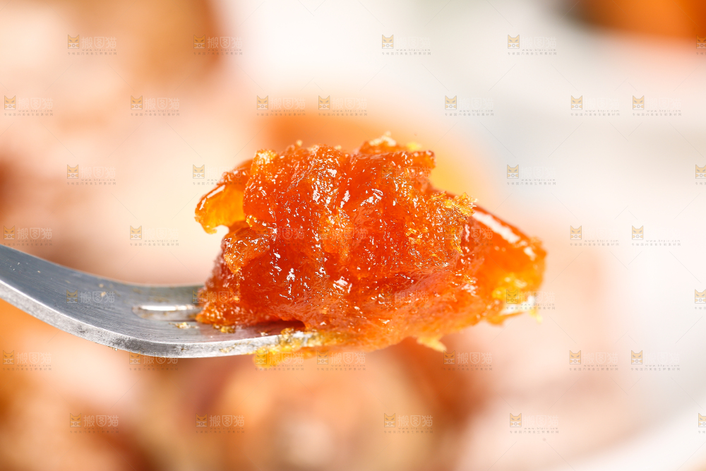 叉子上插着柿饼果肉