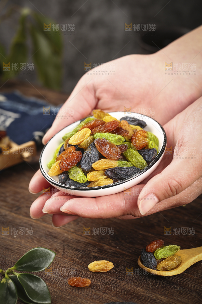手里端着一盘四色葡萄干