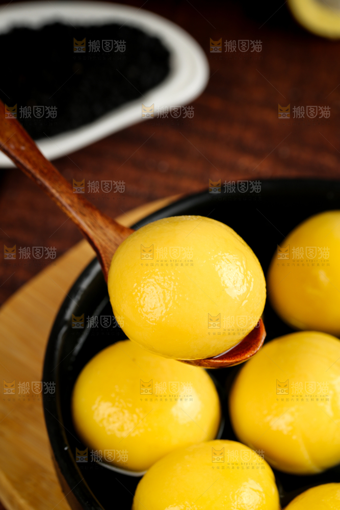 勺子上舀着大黄米黑芝麻汤圆