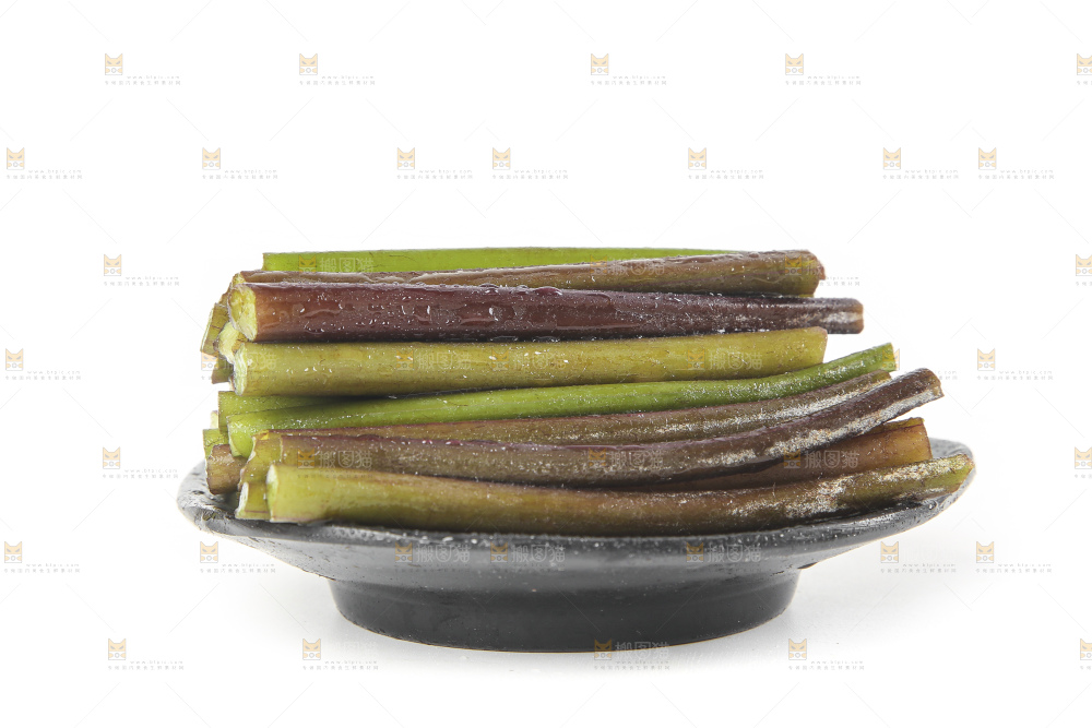 一盘蕨菜摆放在白底上