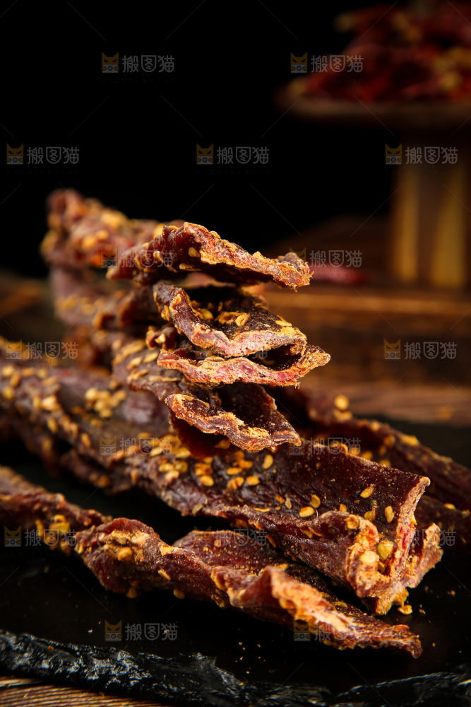 黑底上摆放着风干牛肉干