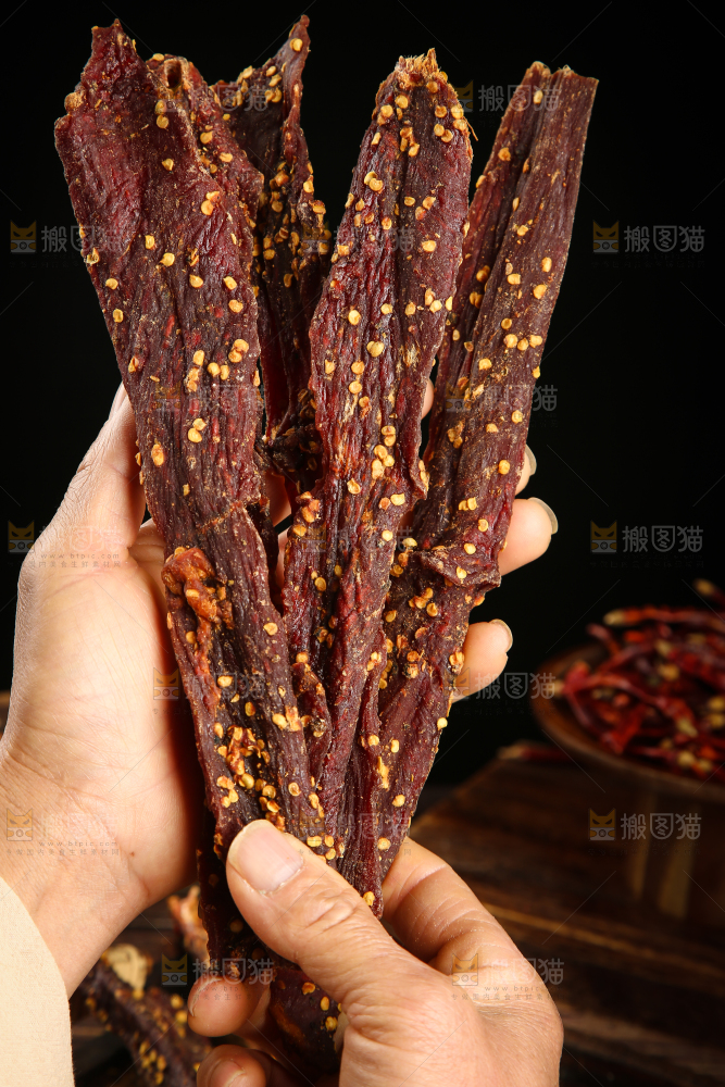 手里拿着手撕牛肉干