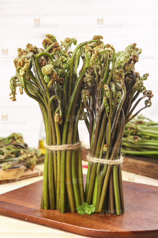 贵州蕨菜摆放在木板上