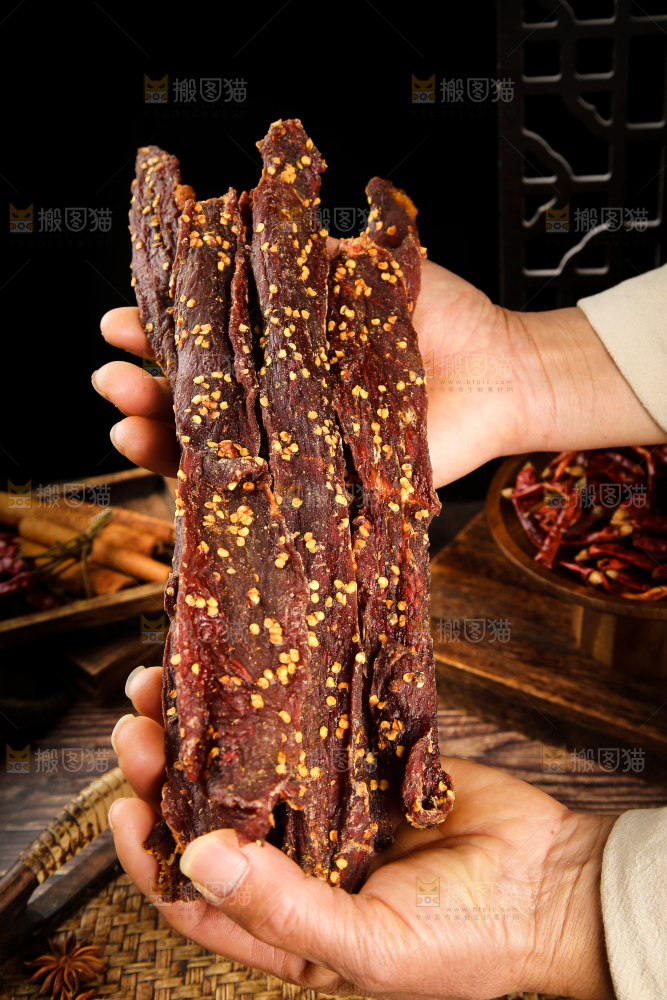 手里捧着牛肉干