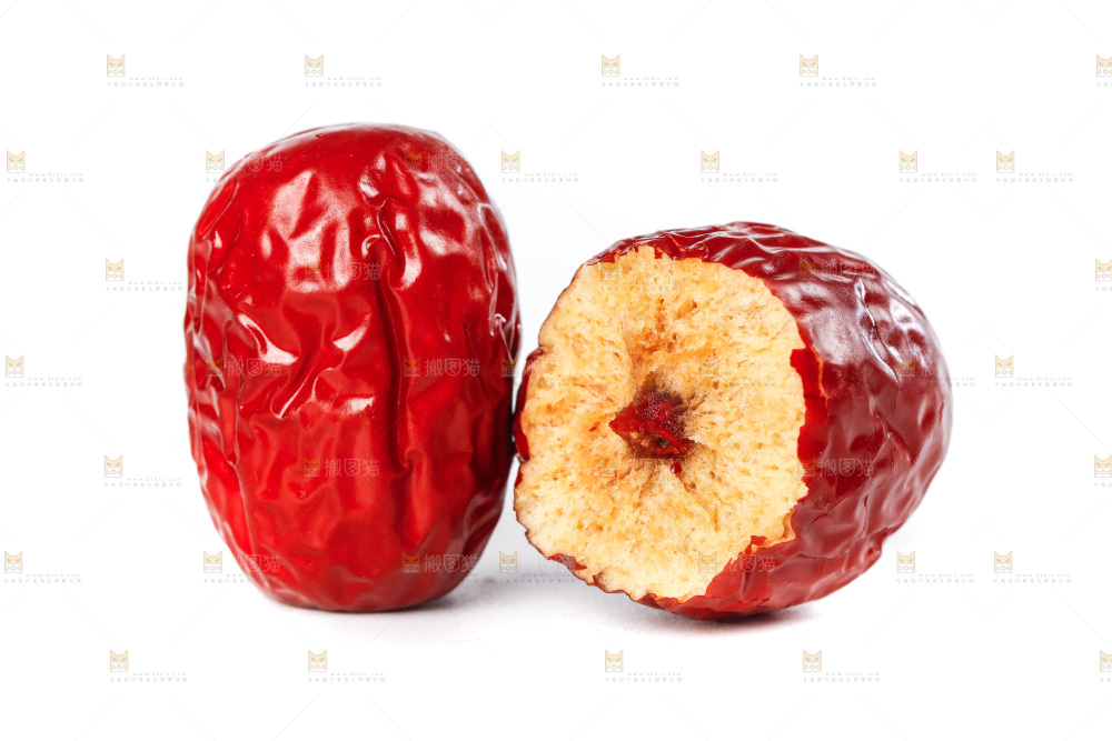 若羌红枣摆放在白底上