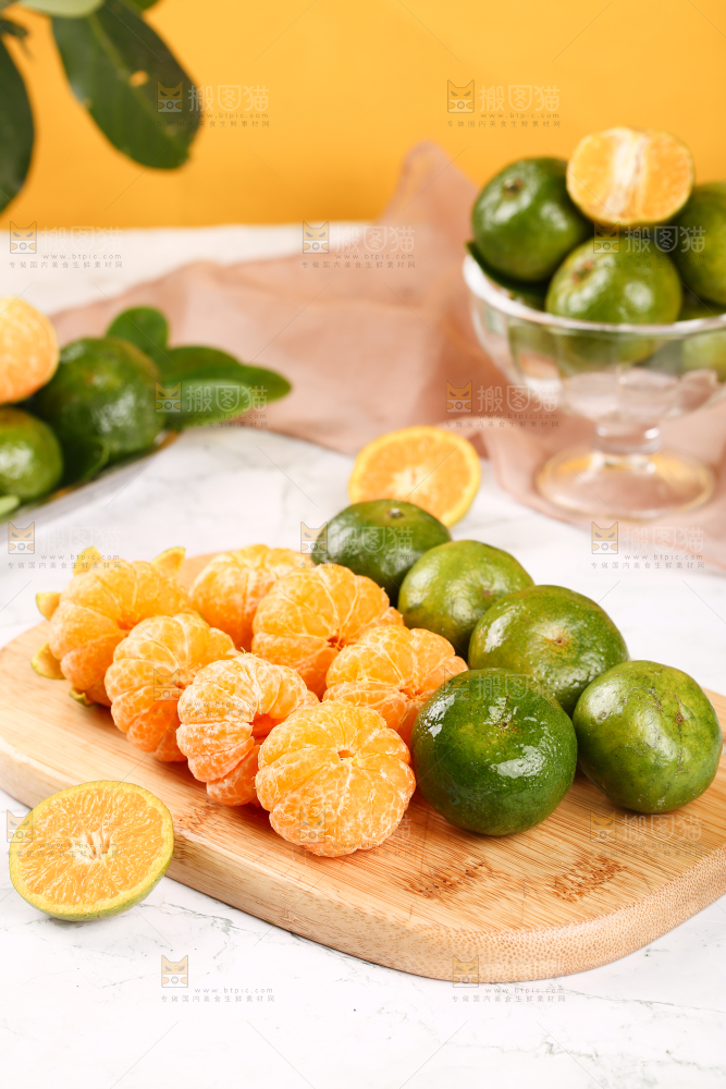 木板上摆放着清香茶橘
