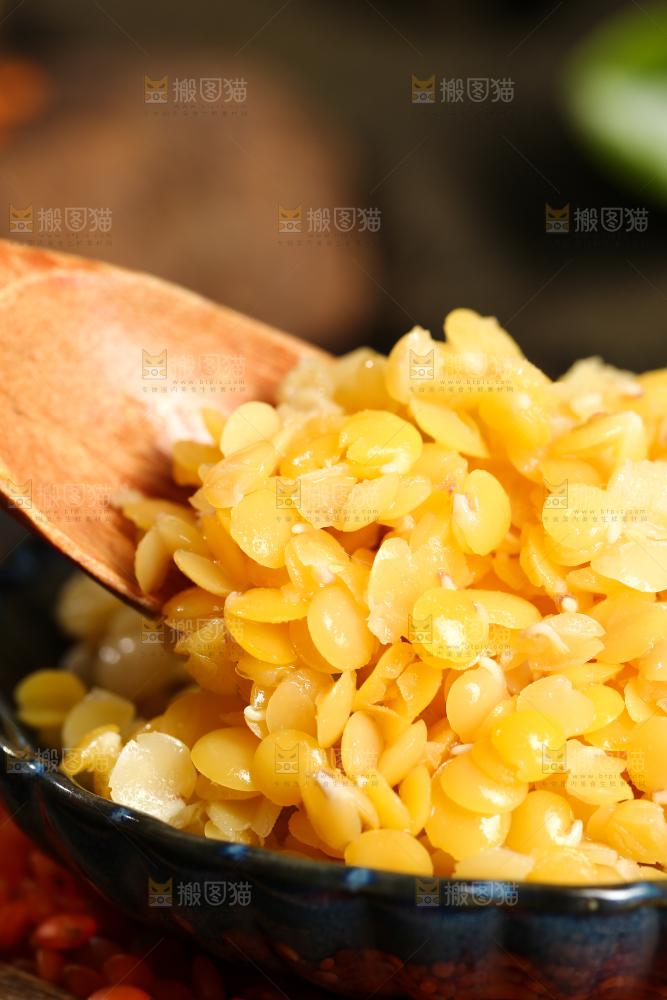 勺子上舀着泡发过的小扁豆