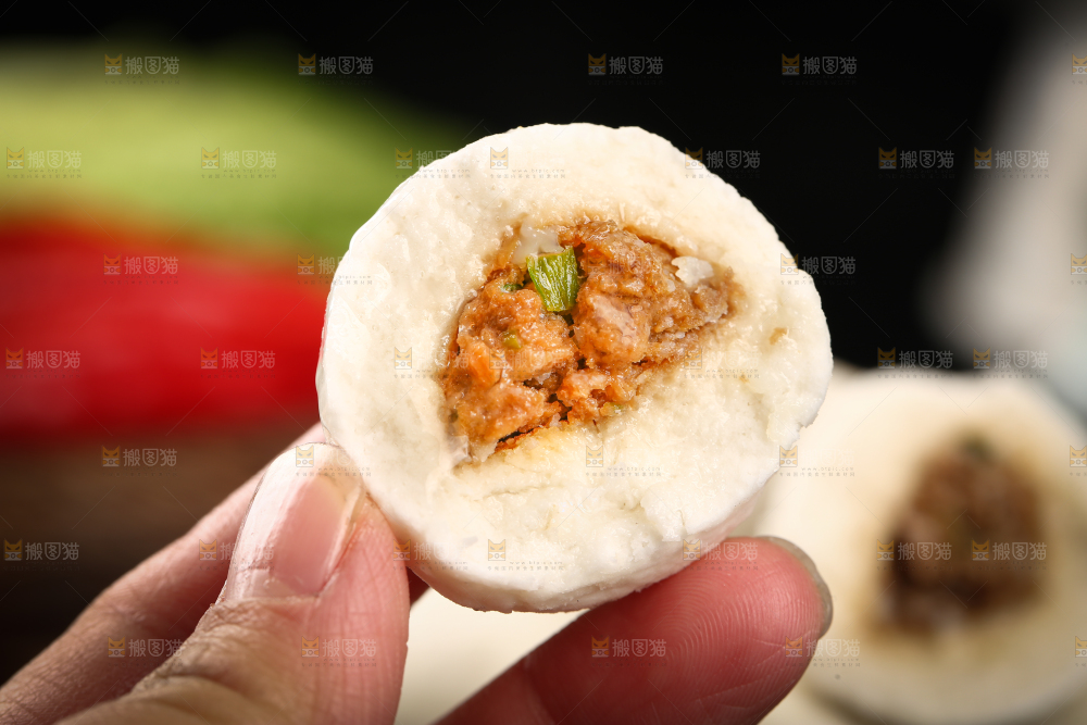 手里拿着包心鱼丸