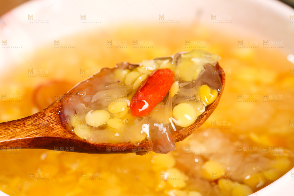 勺子上舀着银耳红扁豆汤