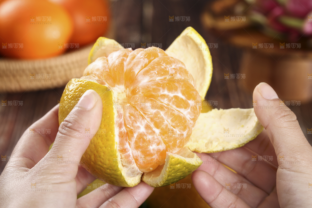 手里拿着一个撕开皮的桔柚