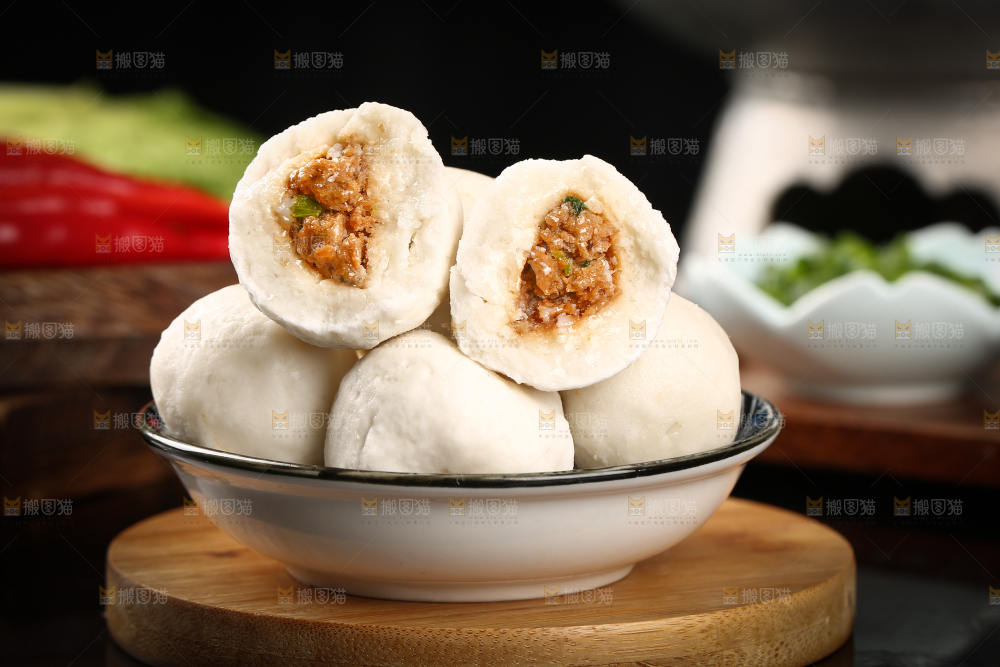 木板上放着一盘鱼丸