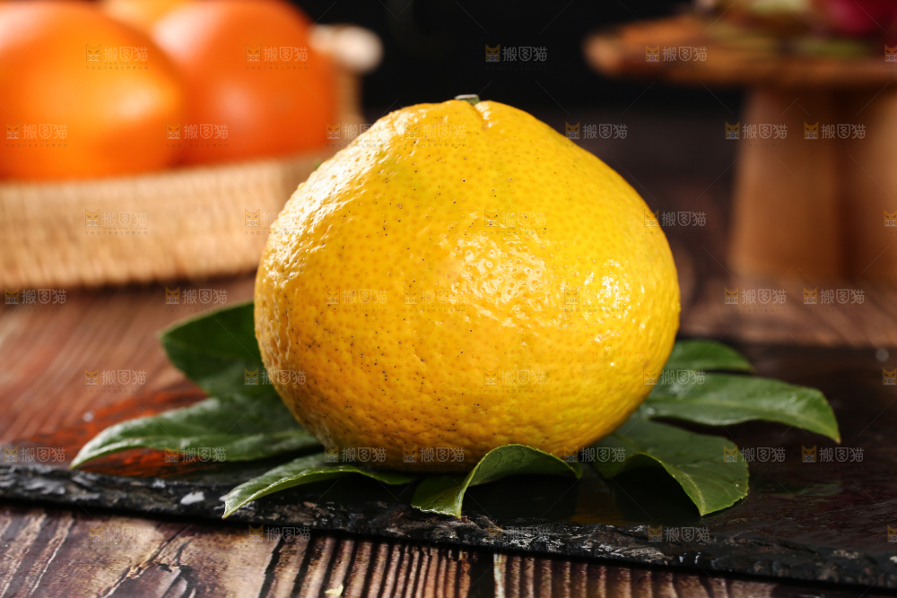 黑石底上放着甜桔柚