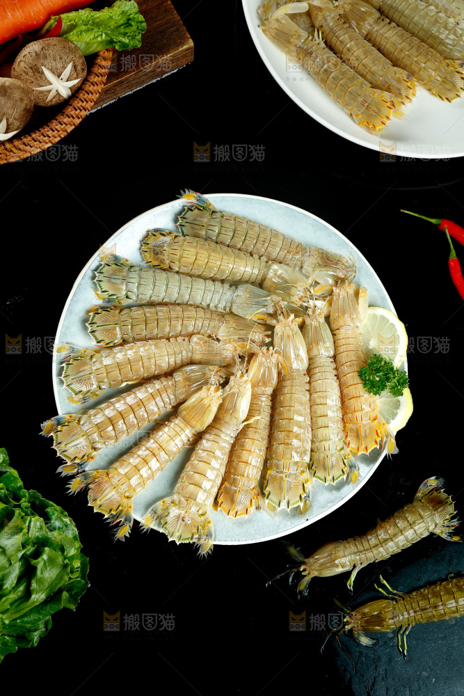 黑底上放着一盘皮皮虾