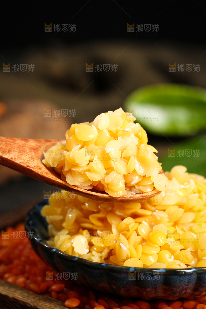 勺子上舀着泡发过的小扁豆
