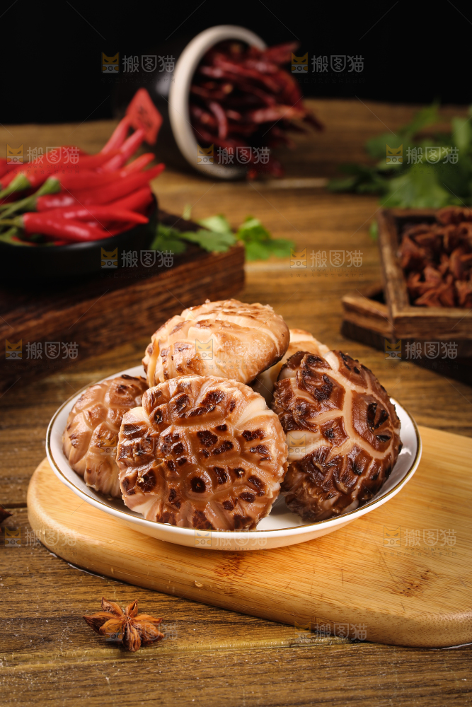 一盘泡发过的干花菇