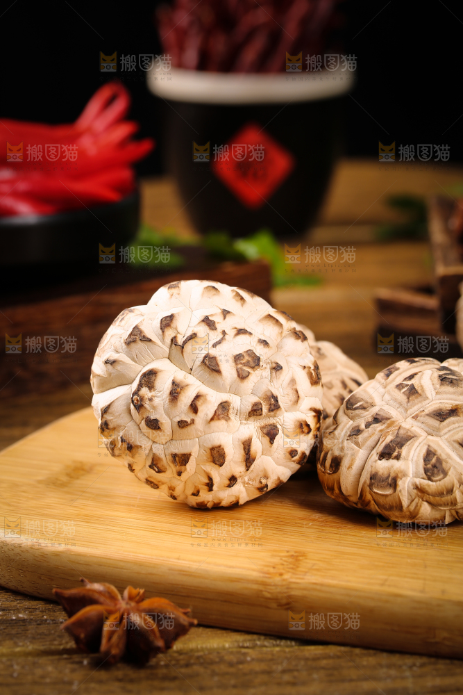 木板上摆放着冬菇