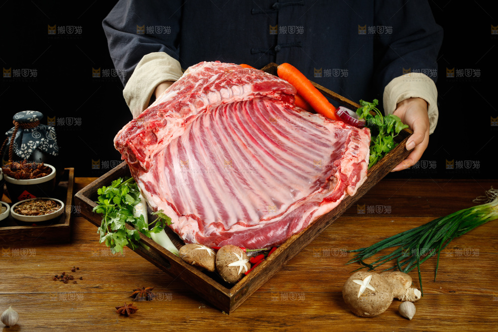 手里端着羊排