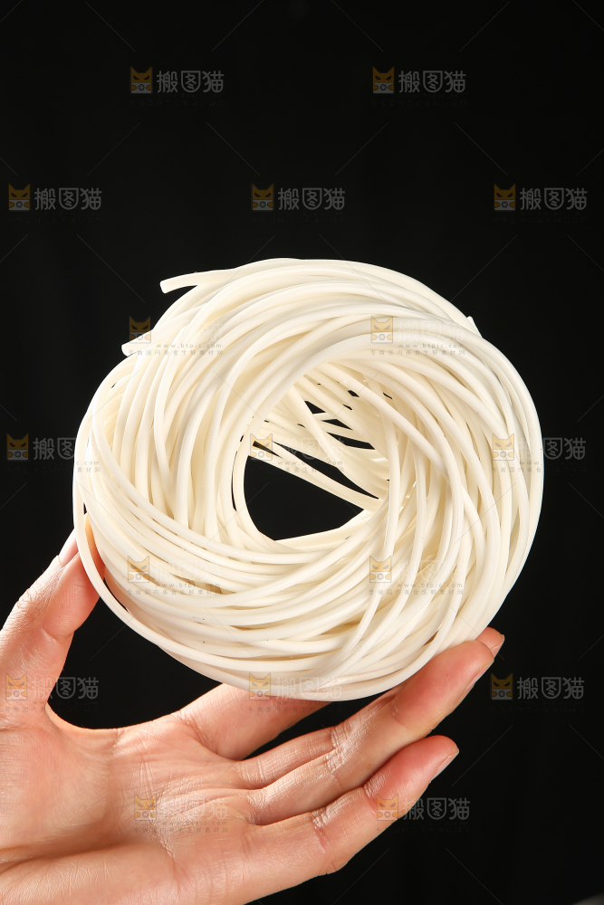 手里拿着土豆圆粉