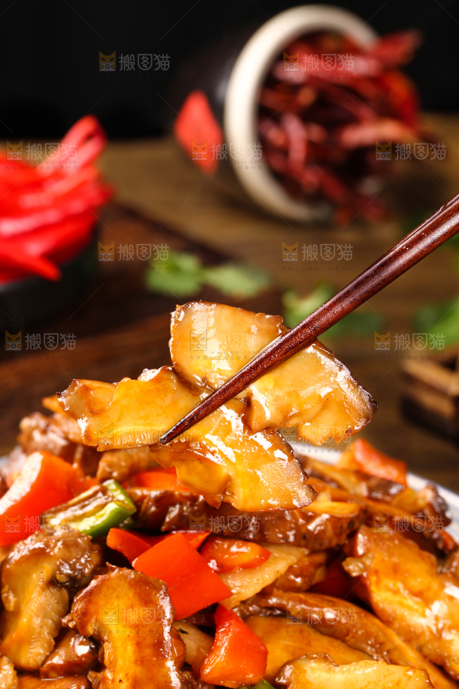 筷子上夹着花菇