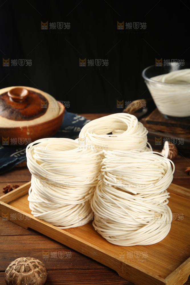 木盘里放着土豆粉