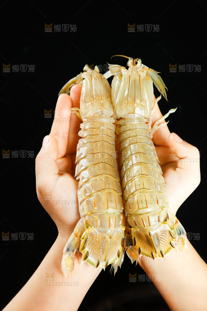 手里拿着皮皮虾