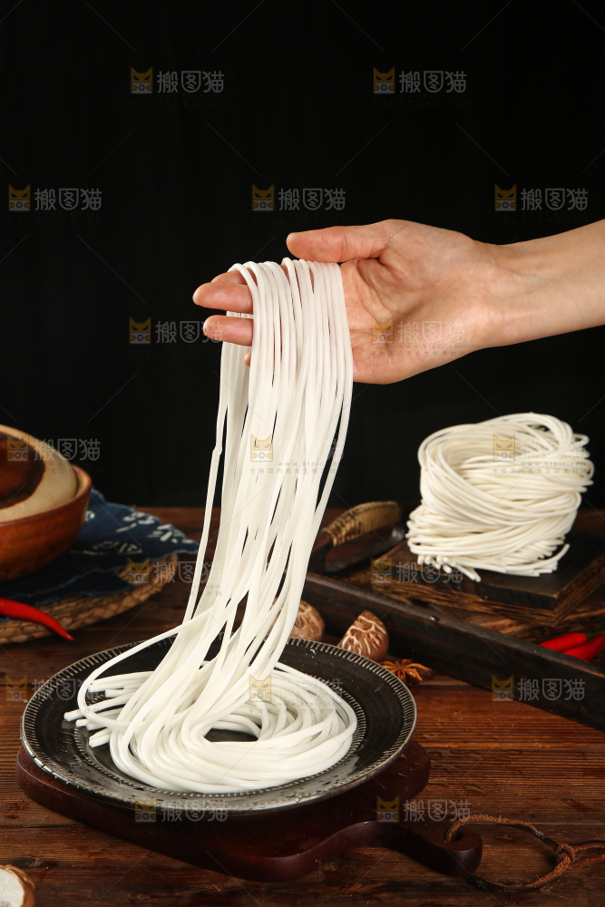 手里拿着泡发过的土豆粉