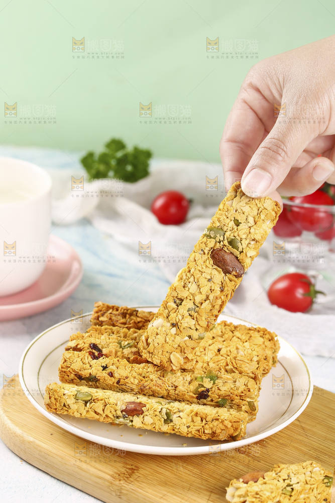 手里拿着燕麦饼干