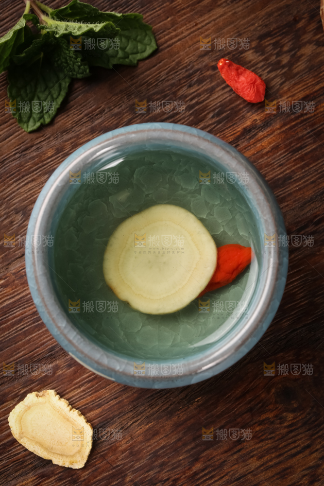 木底上一杯西洋参茶