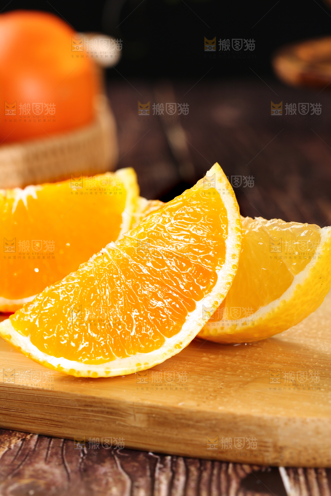 木板上放着切块的橘柚
